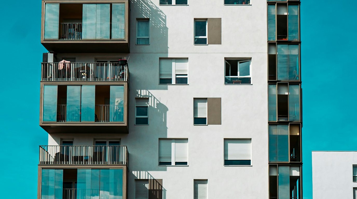 Zeitgenössisches zweigeschossiges Apartmentgebäude mit Terrassen und Gemeinschaftspool in Estoi, Algarve