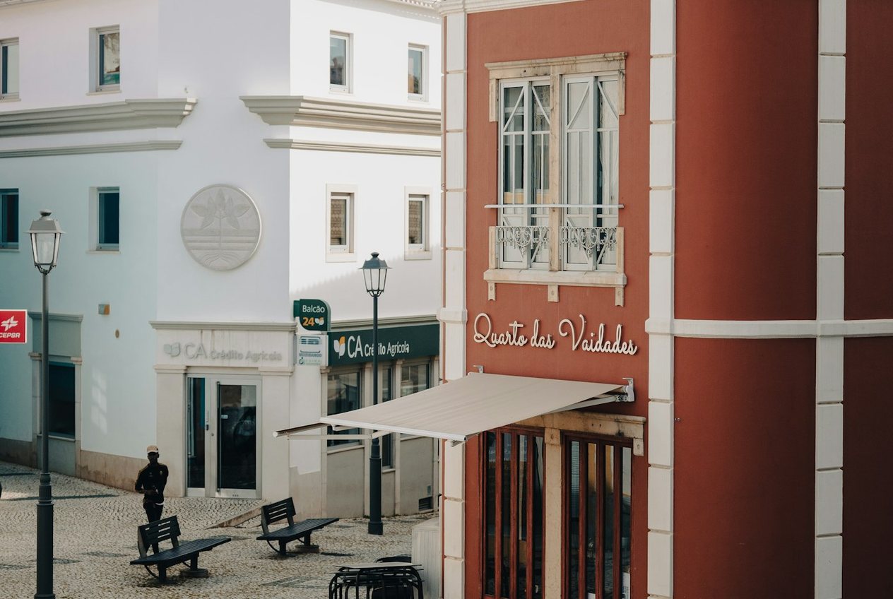 Traditionelle Dorfstraße in Estoi, Algarve