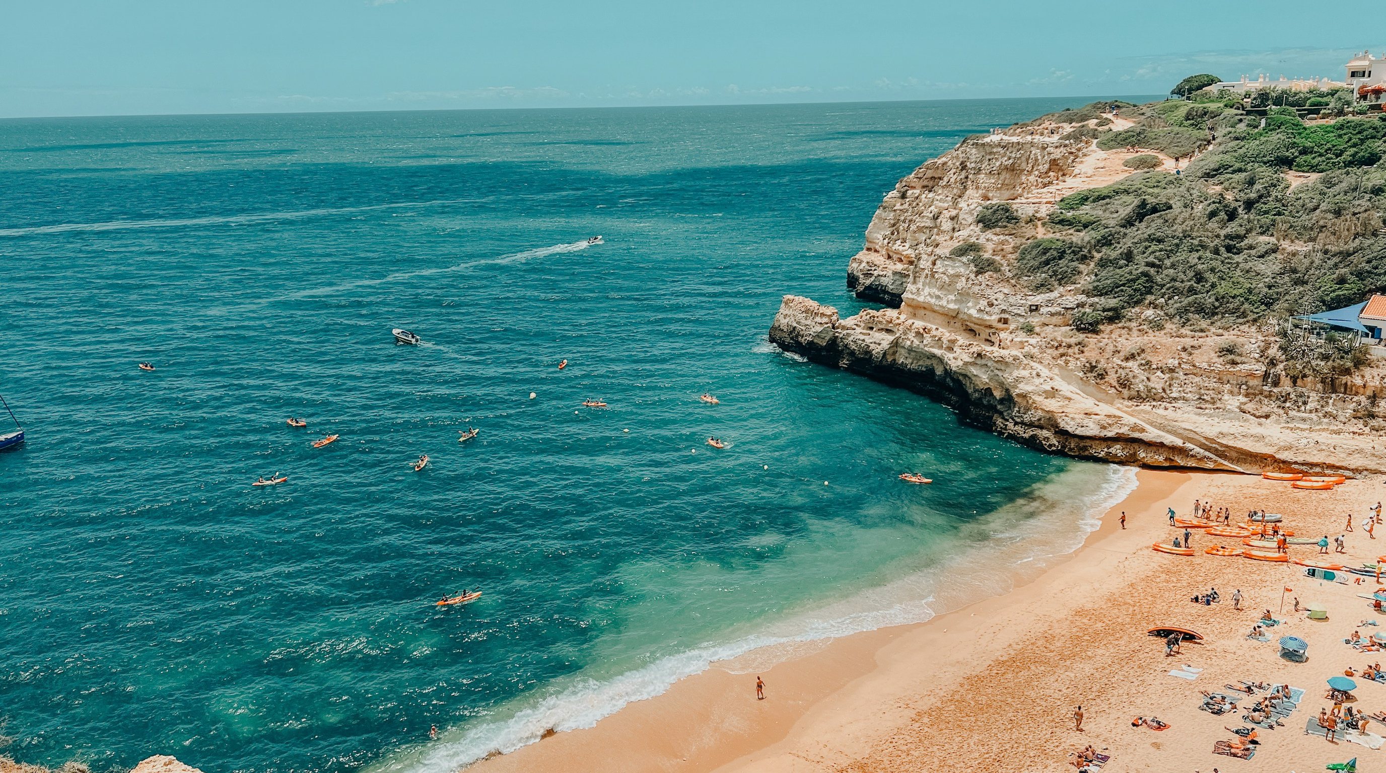 Küste der Algarve mit Klippen und Atlantik