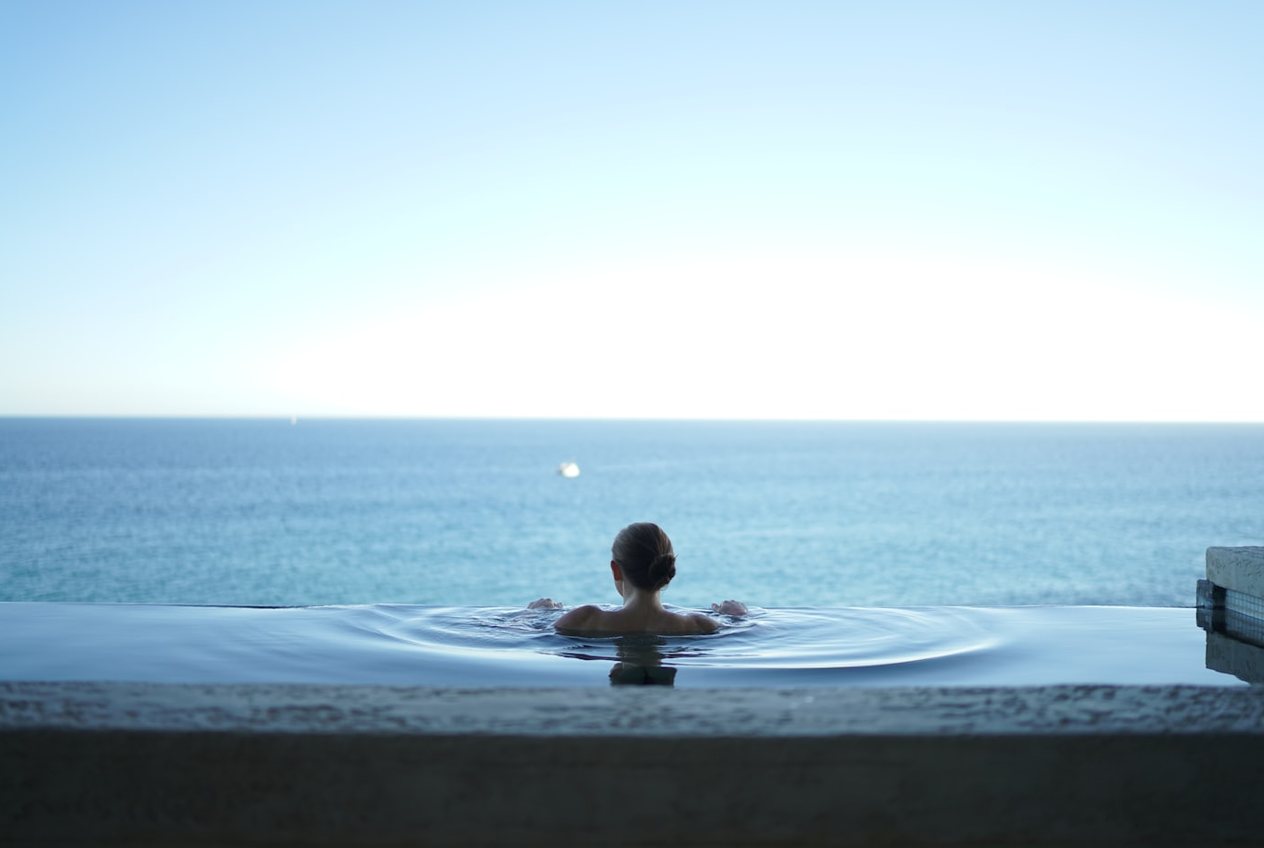 Wellness-Terrasse mit Pool, Olivenbäumen und Lavendel in einem privaten Garten an der Algarve